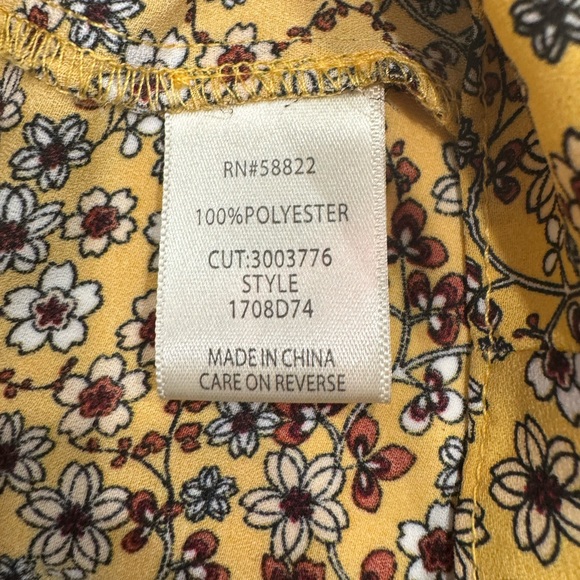 Yellow Floral Max Studio top Size Medium - Picture 4 of 5